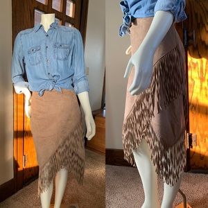 Express fringe skirt. Size 8. Great condition!!